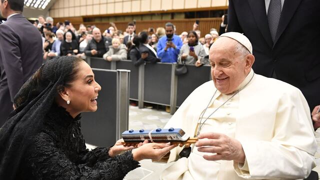 Mara Lezama entrega un Tren Maya de juguete al Papa