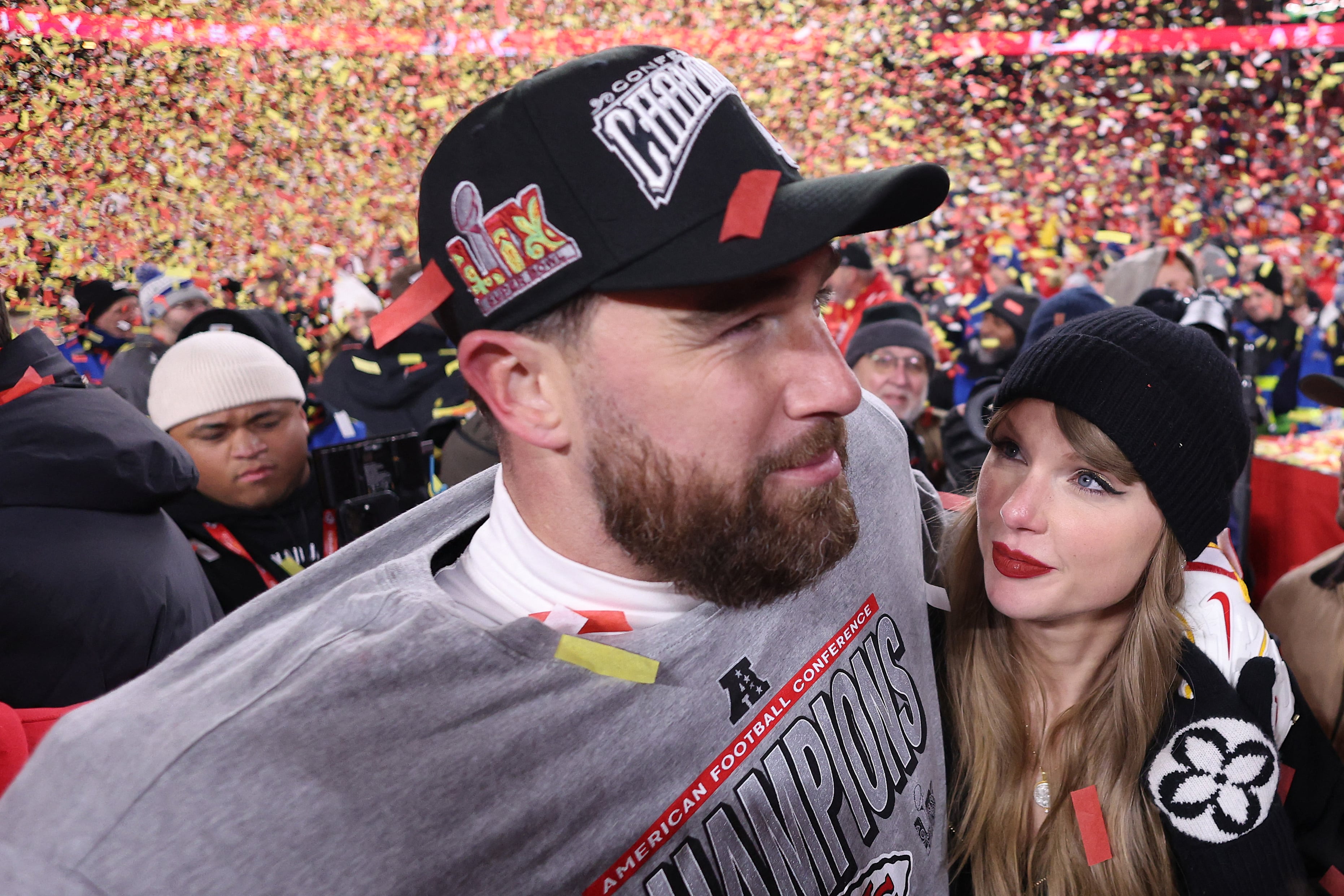 El beso de Taylor Swift y Travis Kelce ante en triunfo de los Kansas City Chiefs para su pase al Super Bowl 2025