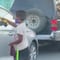 Le regala juguete a niño limpiaparabrisas; se vuelven amigos: VIDEO