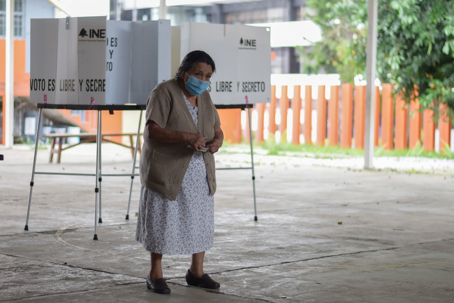 Mujer acude a votar a la consulta popular.