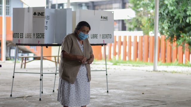 Mujer acude a votar a la consulta popular.