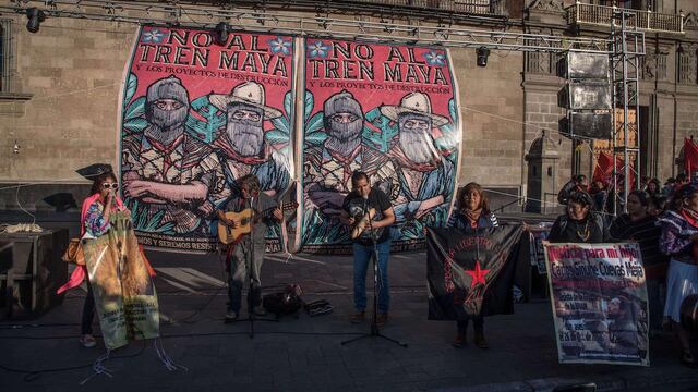 Protesta frente a Palacio Nacional por megaproyectos