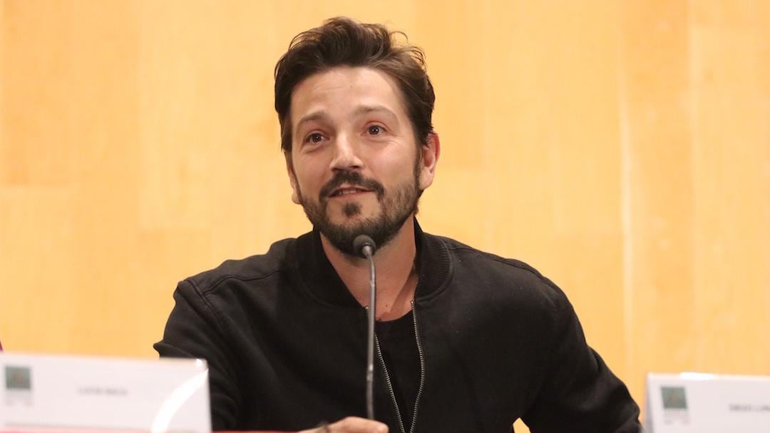 Diego Luna da discurso con lenguaje inclusivo en los Premios Platino