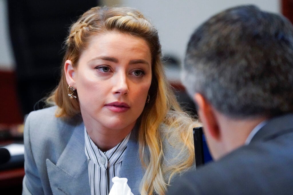 Amber Heard con su abogado Benjamin Rottenborn