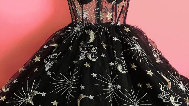 Danna Paola. Vestido de constelaciones negro