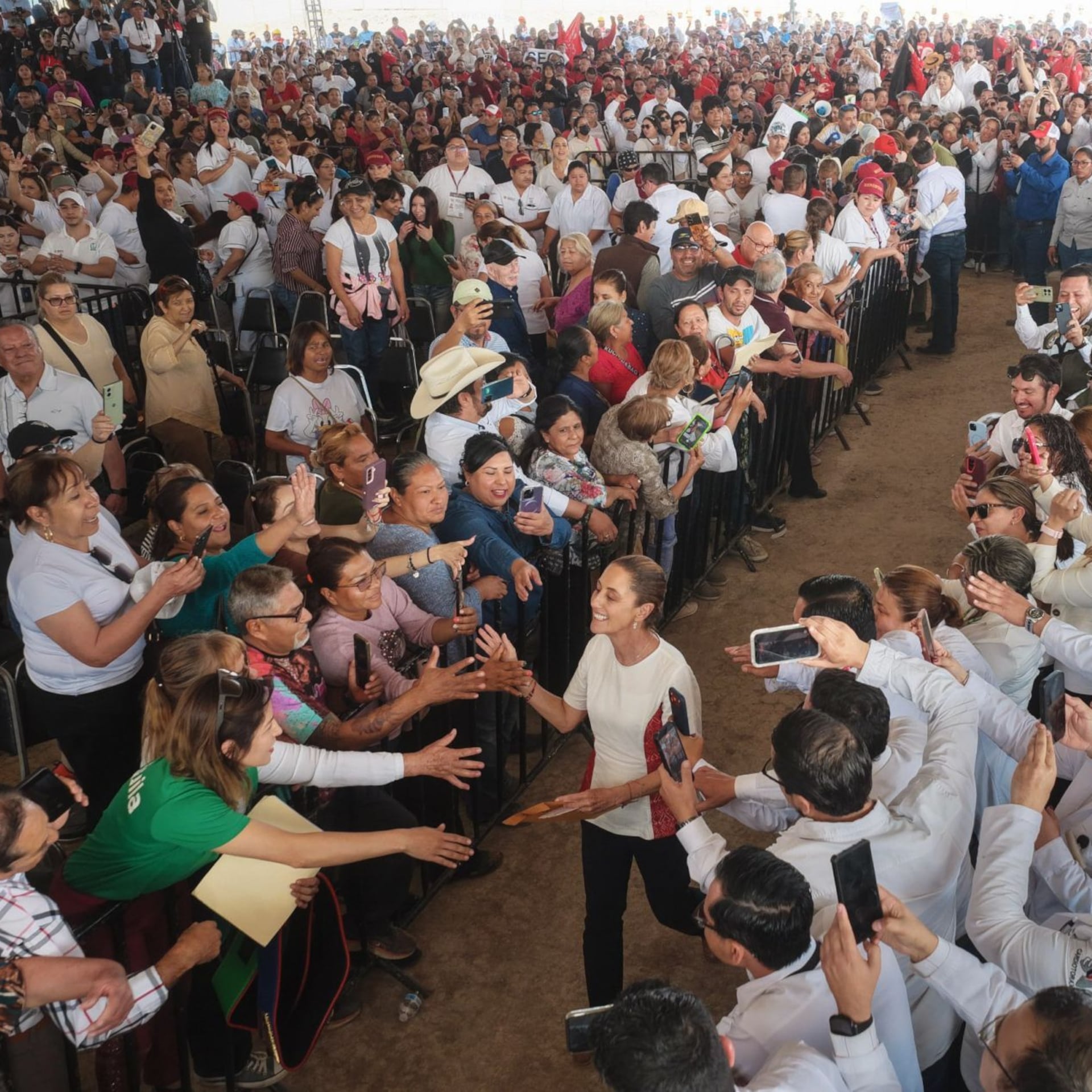 Así fue como Claudia Sheinbaum detuvo su acto para atender a madres buscadoras