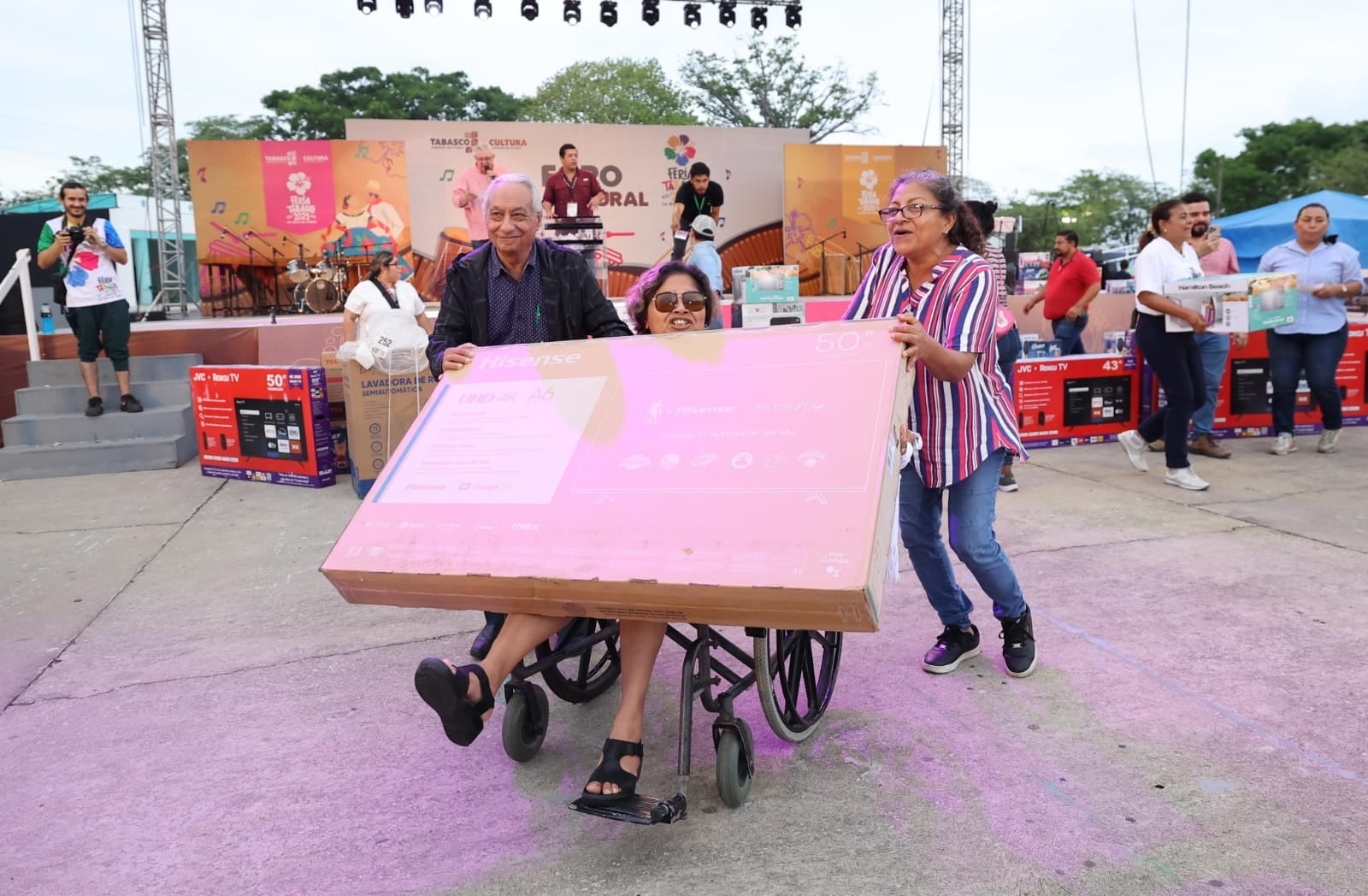Javier May festeja Día de las Madres en Tabasco