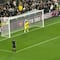Raúl Jiménez muestra por qué es un maestro de los penales; Fulham avanza en la Carabao Cup