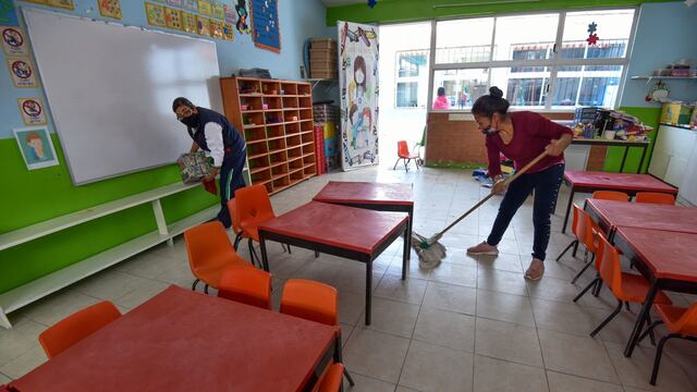 Limpian escuela para regreso a clases