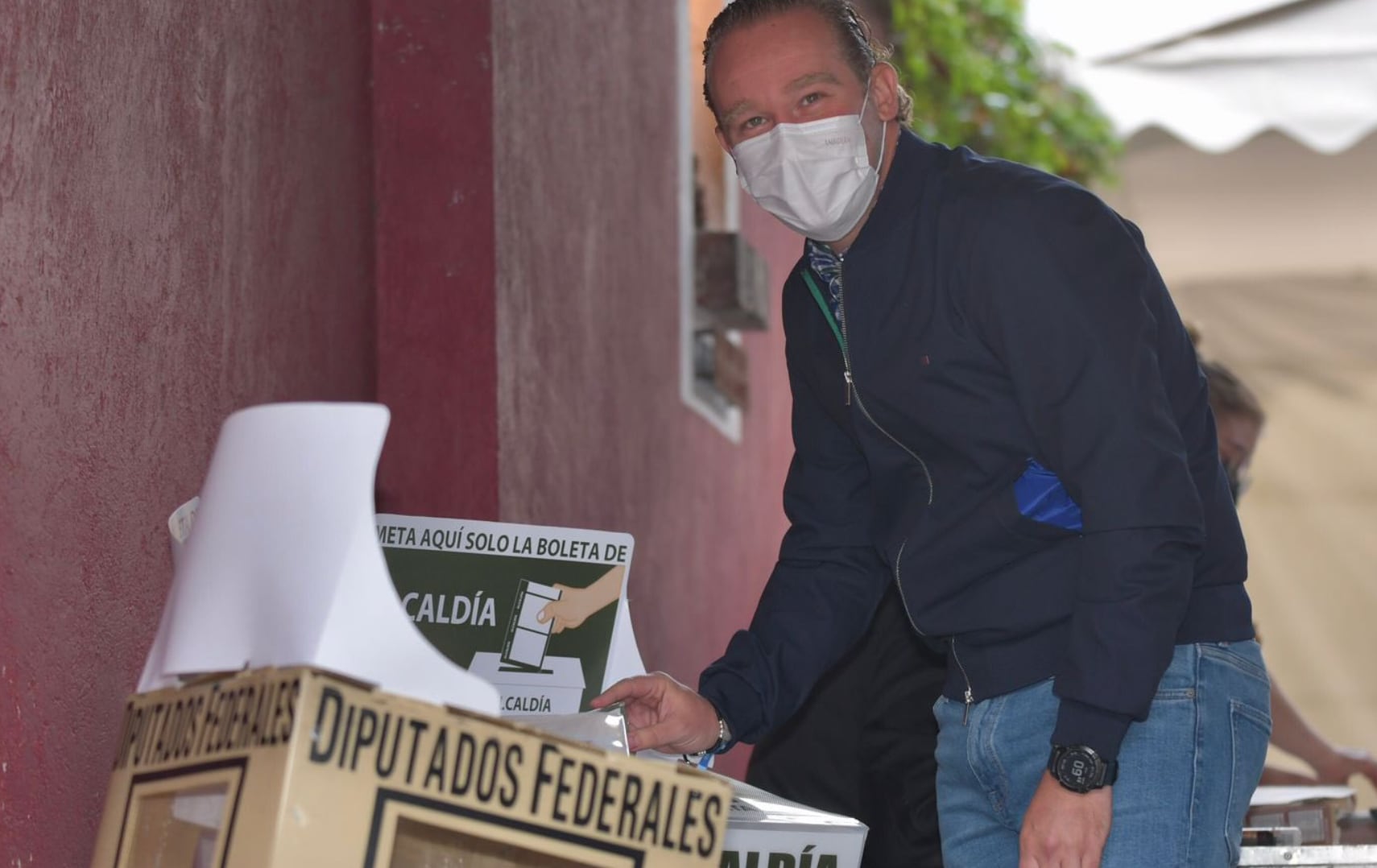 Santiago Taboada, candidato a alcalde de Benito Juárez por el PAN, emite su voto