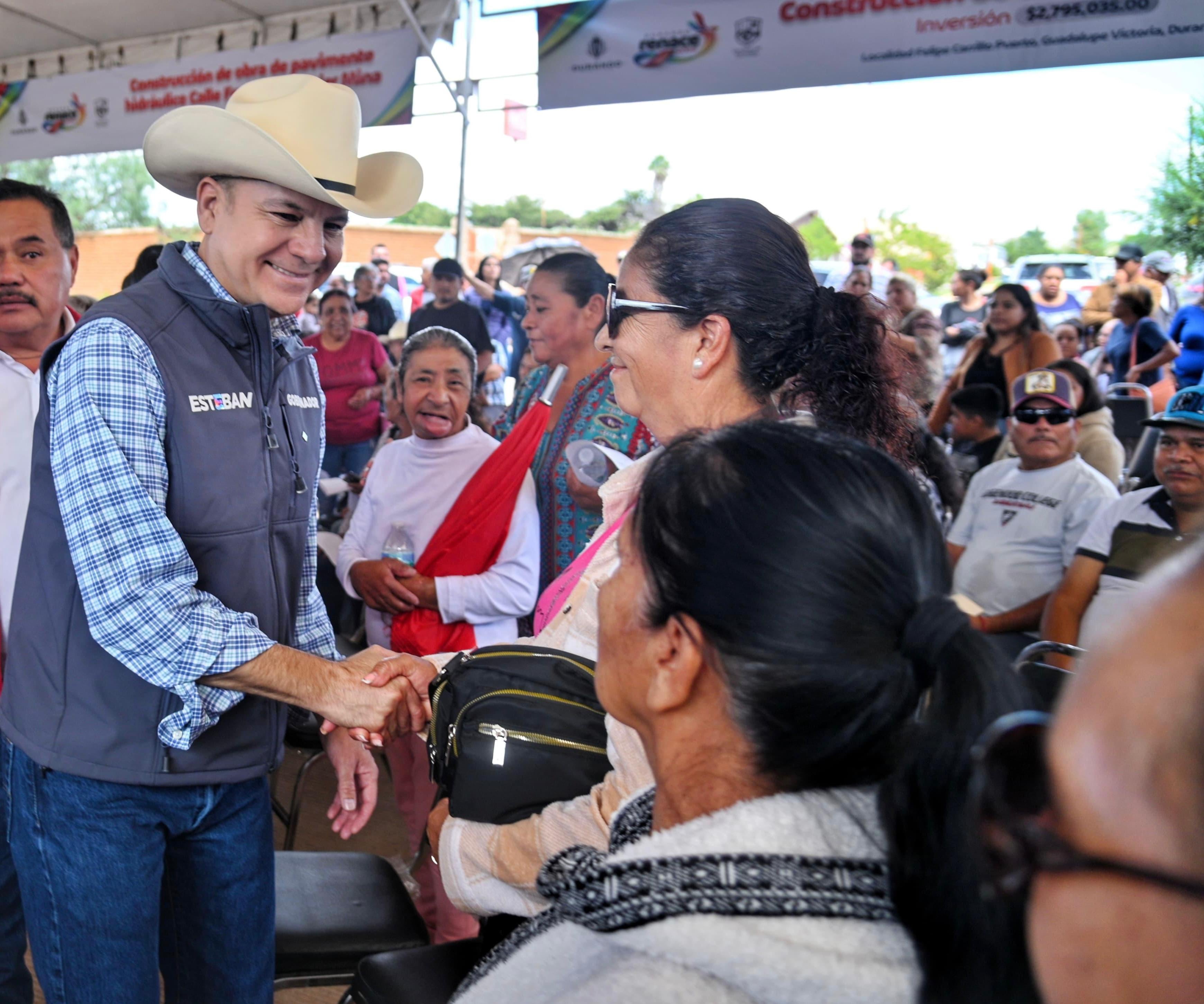 Esteban Villegas entrega apoyos sociales a familias en Guadalupe Victoria.