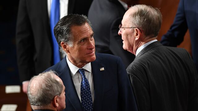 Mitt Romney (al centro).