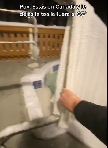 Toalla se congela tras paso de tormenta invernal en Canadá