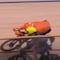 Ciclista da brutal cabezazo a un rival en plena carrera de París 2024; descalifican a todo su equipo por conducta antideportiva