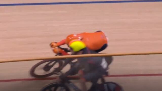 Ciclista le da un cabezazo a rival en París 2024.