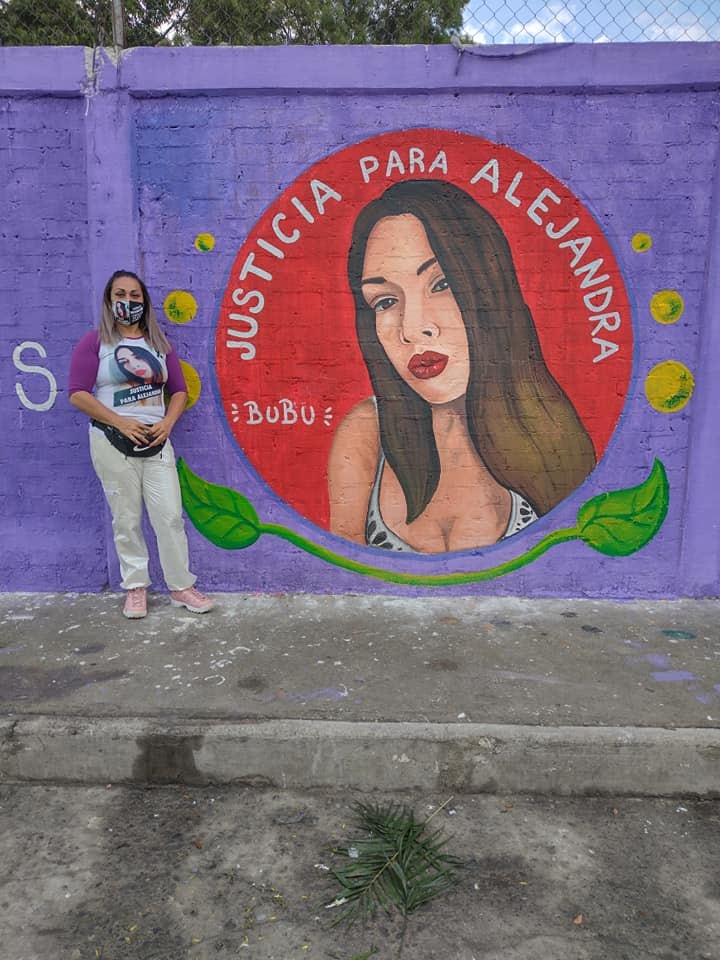 Mamá de Alejandra en el mural