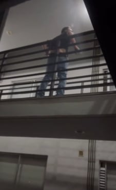 Hombre amenaza a su vecina con violarla