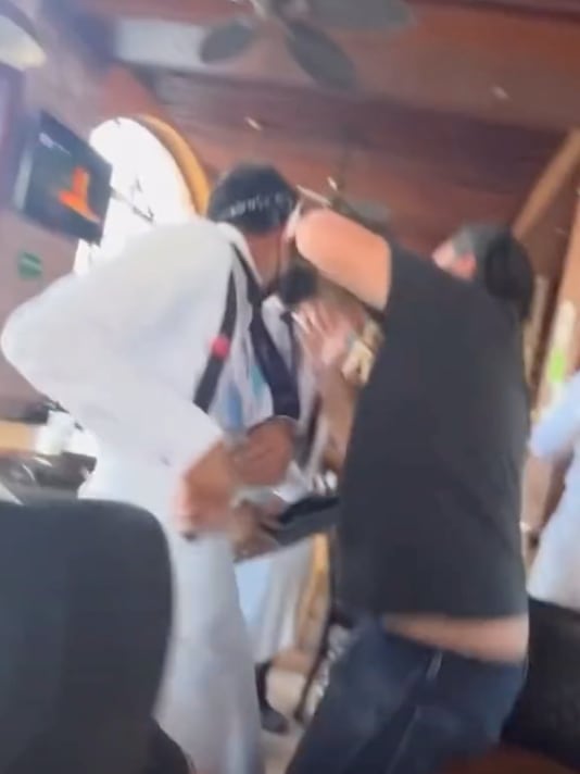 Micky Huidobro da pastelazo a mesero