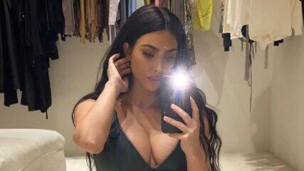 Captan a Kim Kardashian durmiendo y se vuelve viral en redes