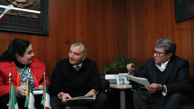 Mónica Fernández, presidenta de la Comisión de Gobierno, dialoga con Ricardo Monreal y el titular de Segob, Adán Augusto López