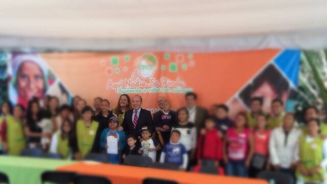 Felipe Calderón dona pensión a fundación de niños con cáncer