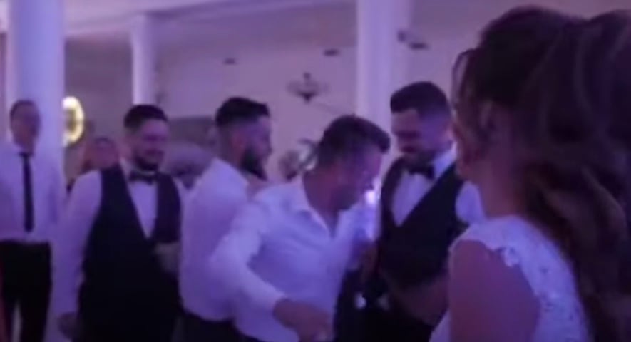 Amigos lanzan al novio al aire