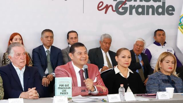 Alejandro Armenta recibe la donación de tres hectáreas