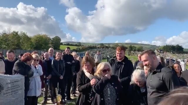 Graba divertido mensaje para su propio funeral y hace llorar a todos... de risa.