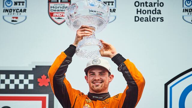 Pato O'Ward celebra tras su victoria en el GP de Toronto de la IndyCar.