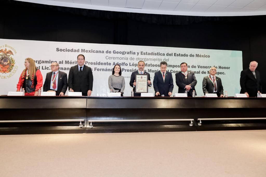 Fernando Flores, alcalde en Metepec, recibió la condecoración de la Somegem en el auditorio del Museo del Barro