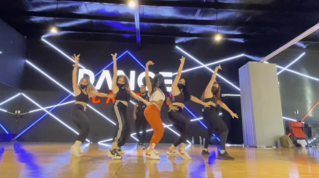 Kimberly Flores, ensayo