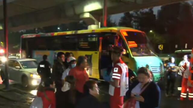 Periférico Sur, CDMX: Camión de pasajeros chocó contra muro