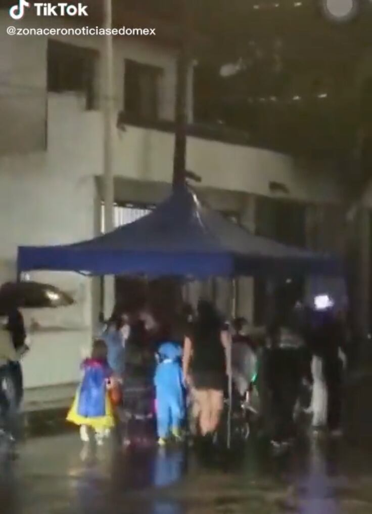 Piden calaverita bajo la lluvia