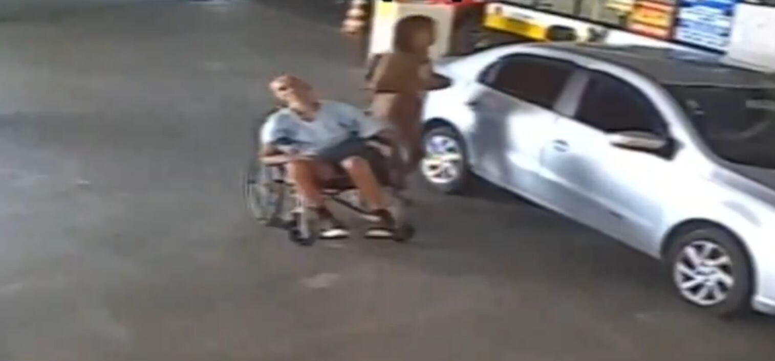 Mujer que llevó a su tío al banco a sacar un préstamo