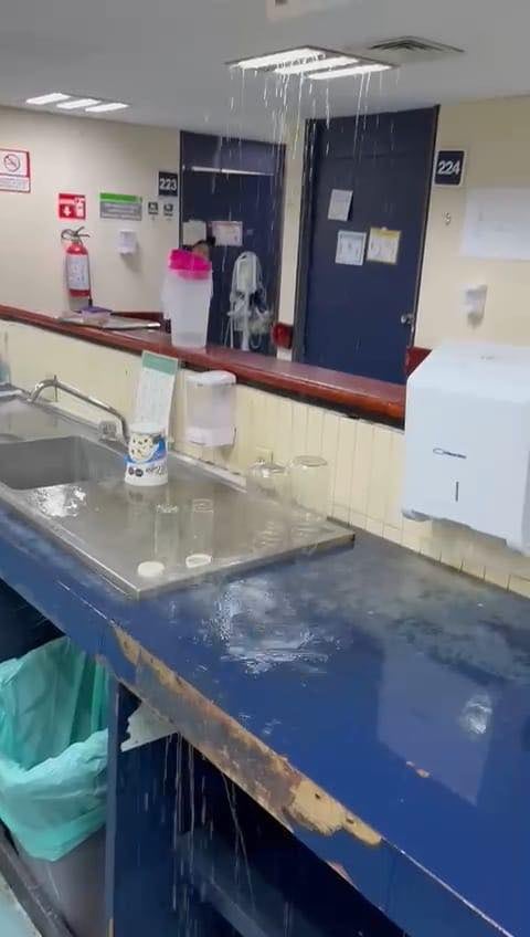 Fuga de aguas negras en hospital 71 del IMSS en Veracruz