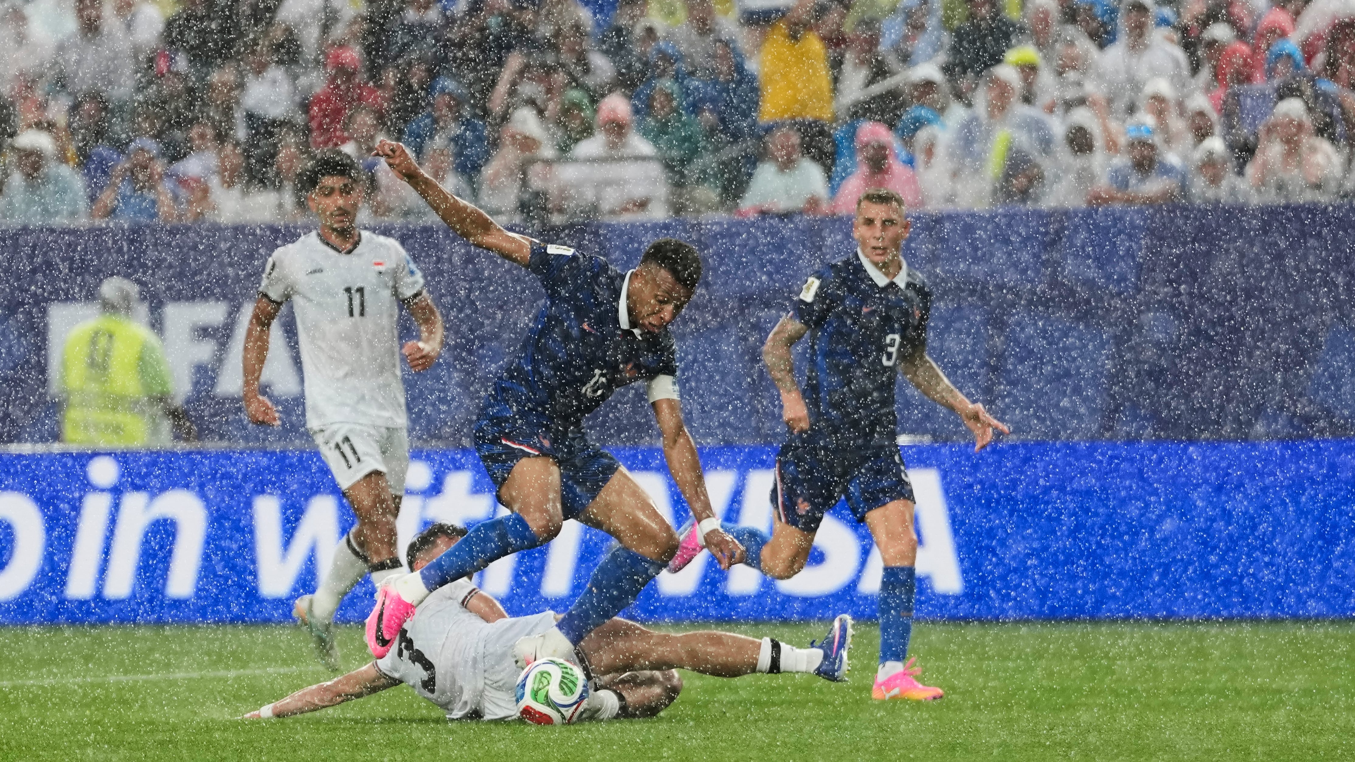 El Francia vs Irak queda suspendido por una fuerte tormenta eléctrica.