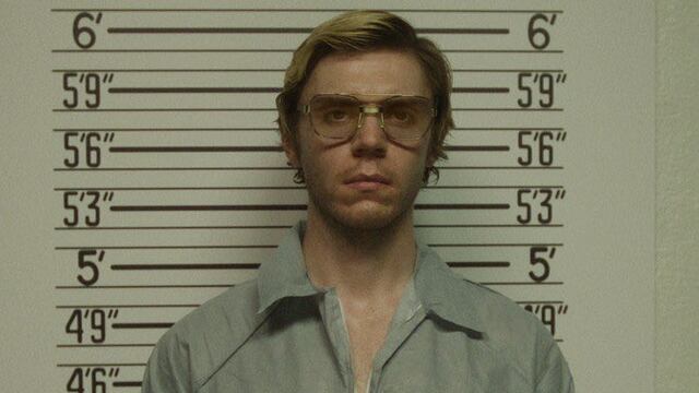 Evan Peters como Jeffrey Dahmer en la serie de Netflix