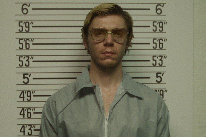 Evan Peters como Jeffrey Dahmer en la serie de Netflix