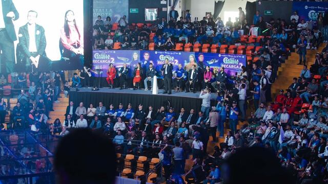 Diego Sinhue Rodríguez en la inauguración de Batalla de Robots Recarga2