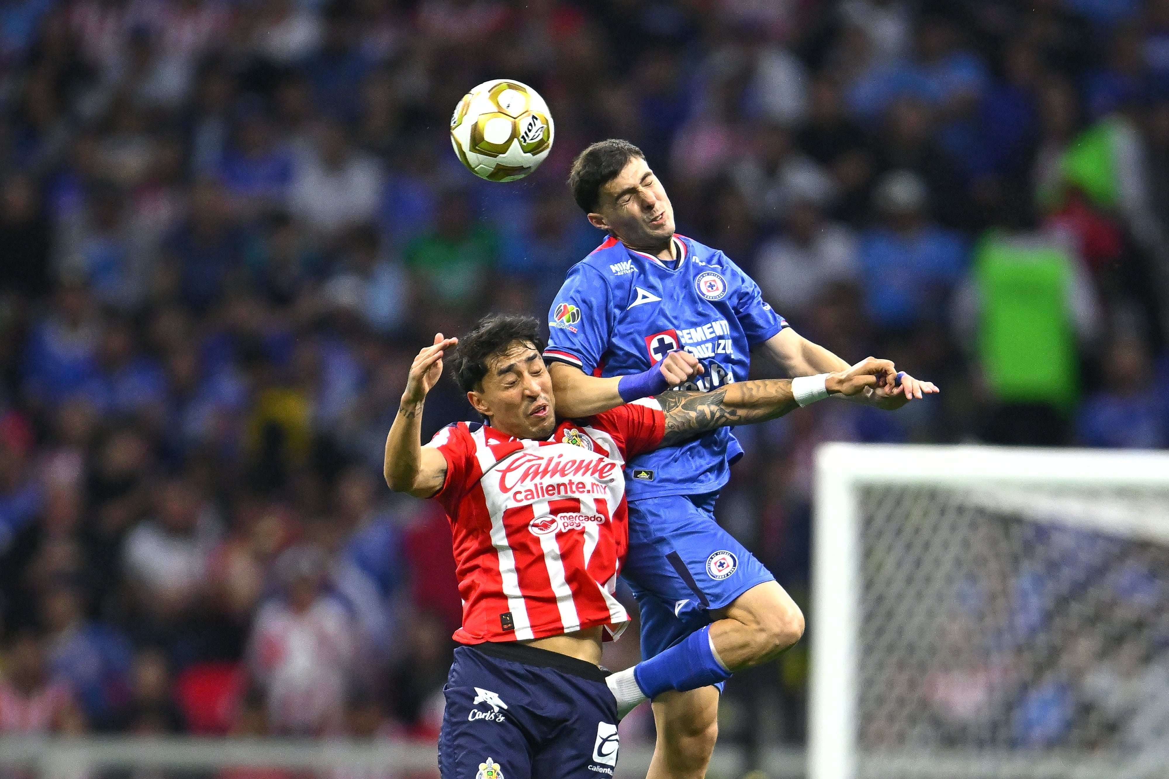 Cruz Azul y Chivas empatan en la ida de semifinales de la Liga MX.