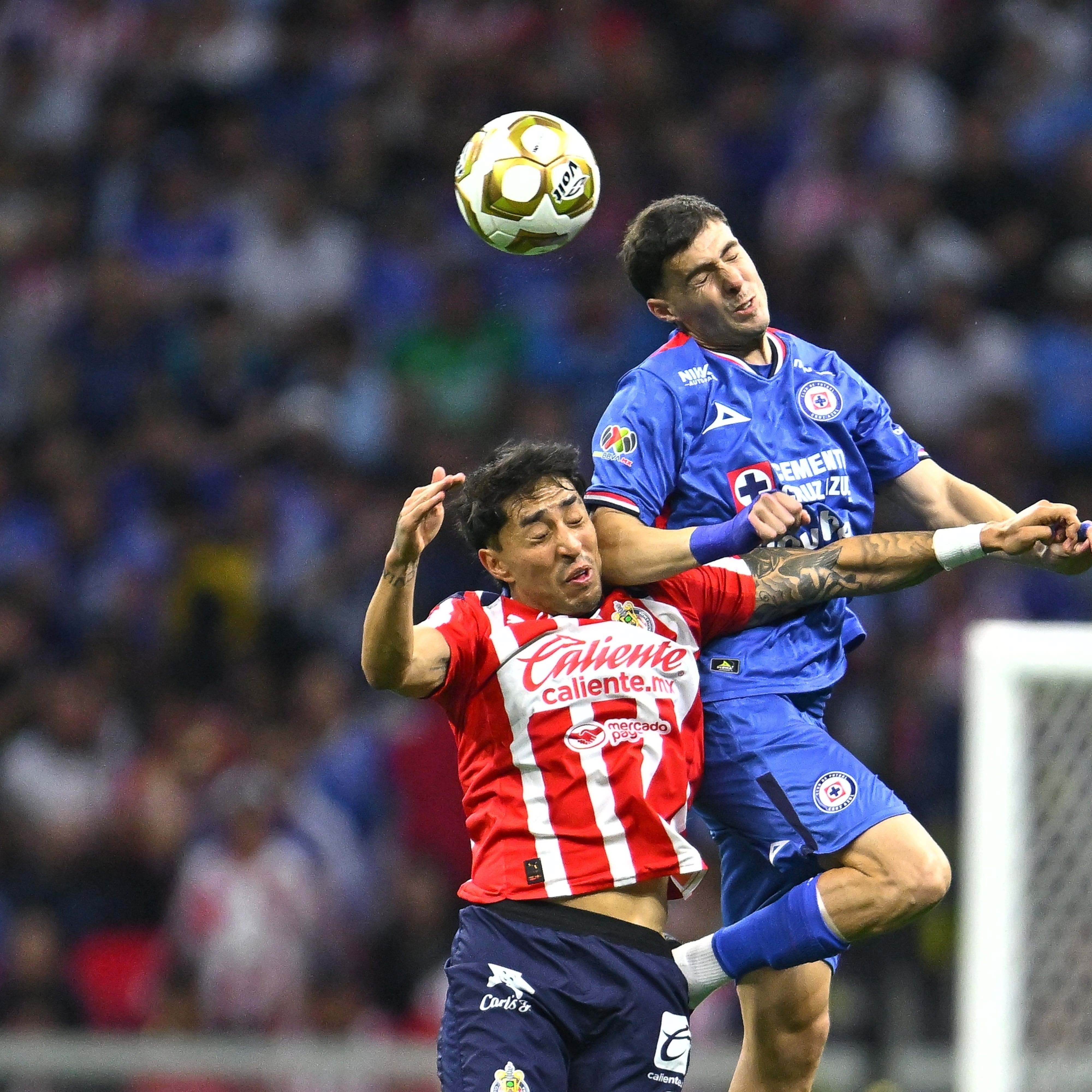 Cruz Azul y Chivas empatan en la ida de semifinales de la Liga MX