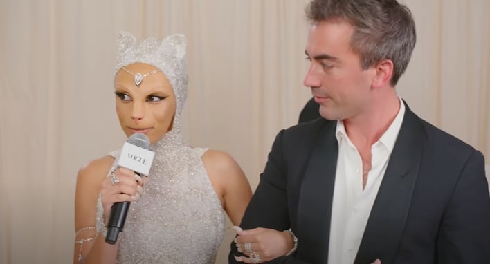 La incómoda entrevista de Doja Cat gato en Met Gala 2023.