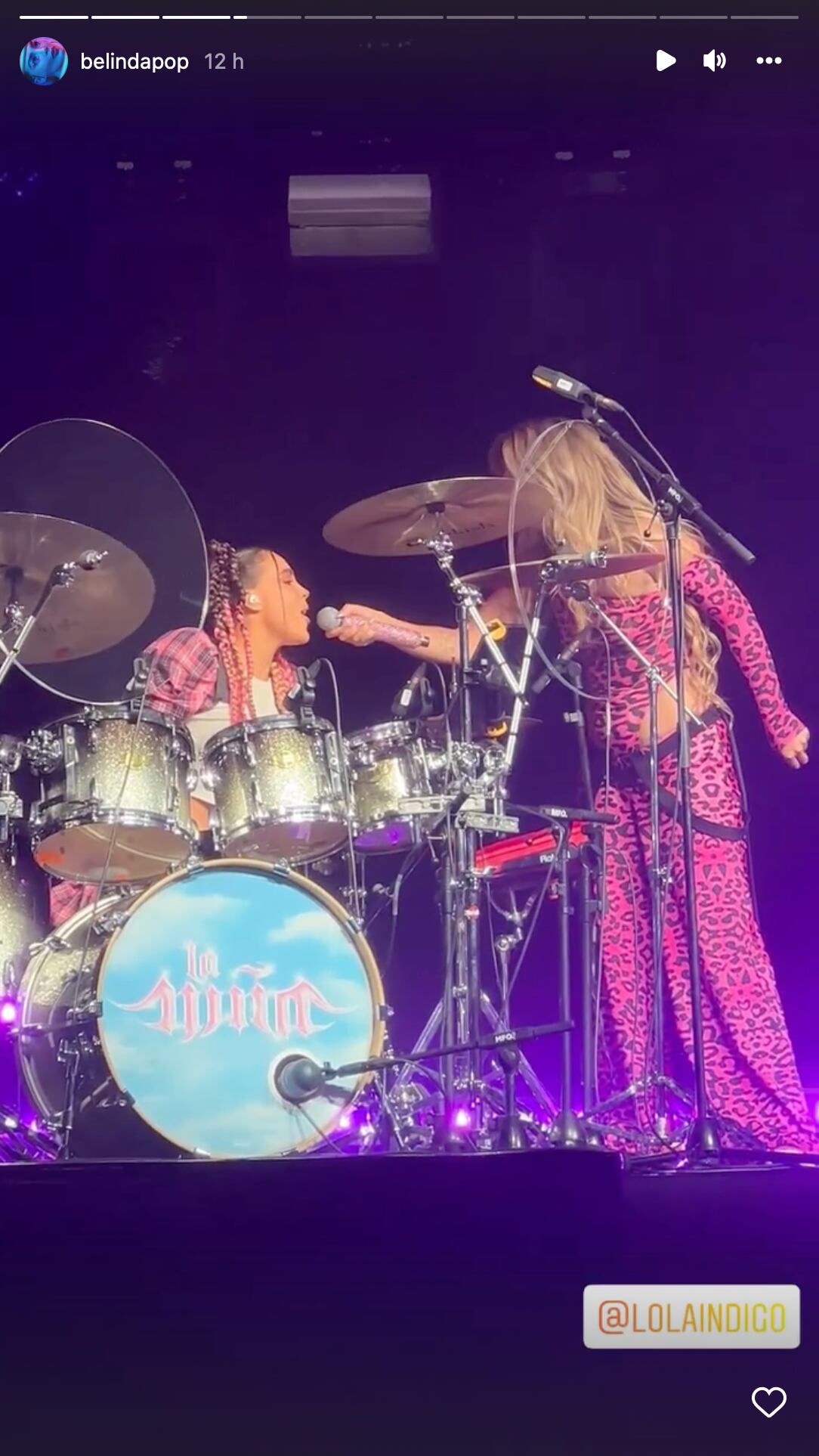 Belinda sorprende tocando la batería y cantando con Lola Índigo