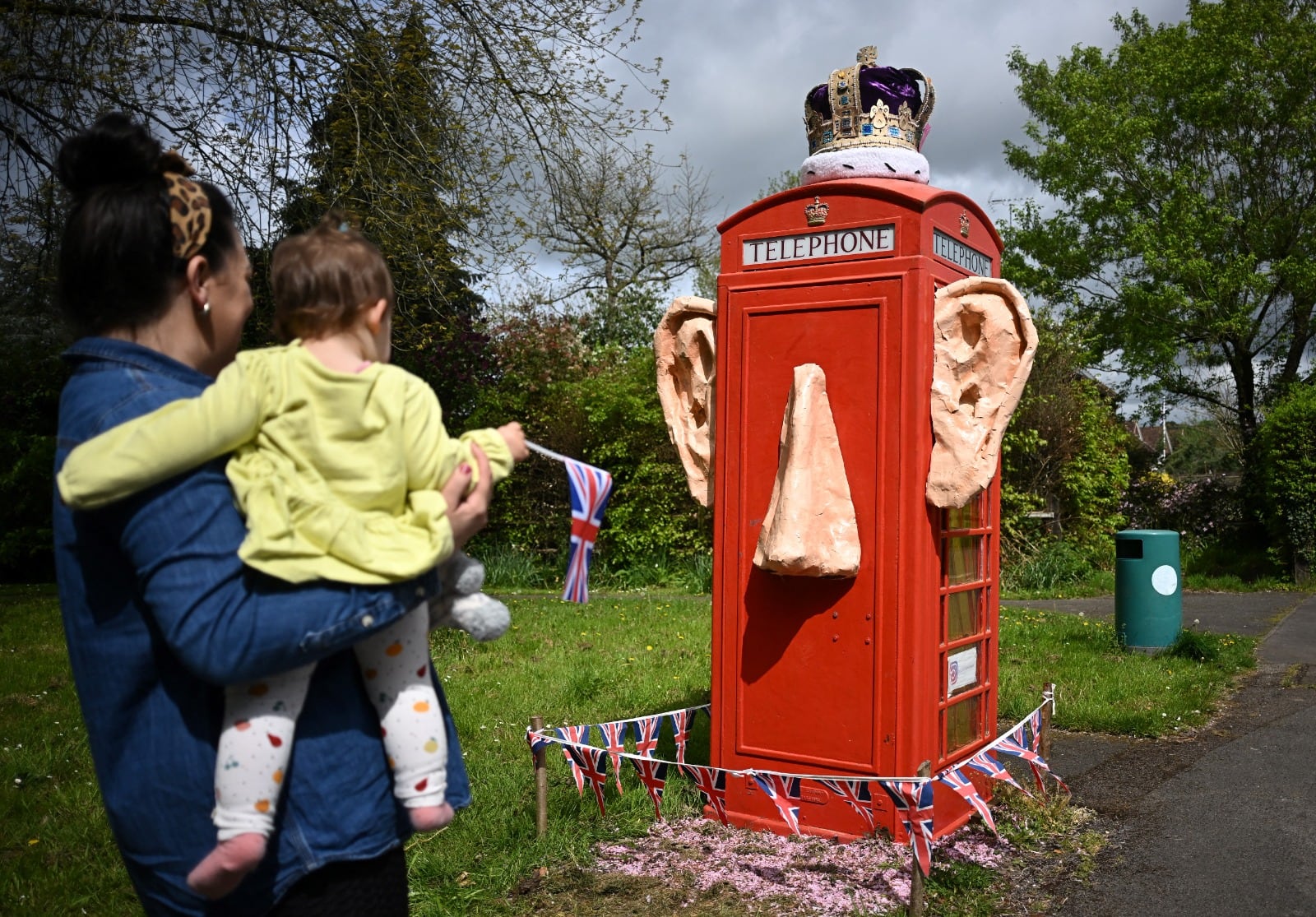 Coronación de Carlos III desata la euforia y acampan cual si fuera concierto
