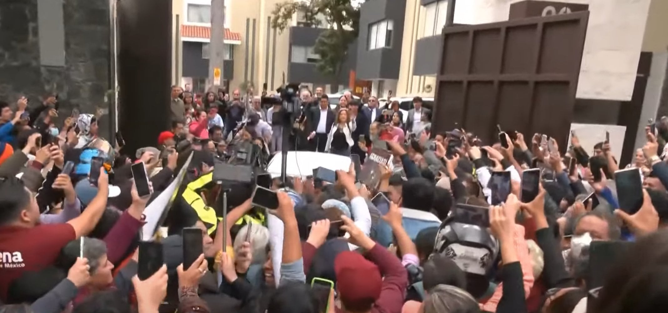 AMLO sale de su casa para dirigirse al Congreso de la Unión