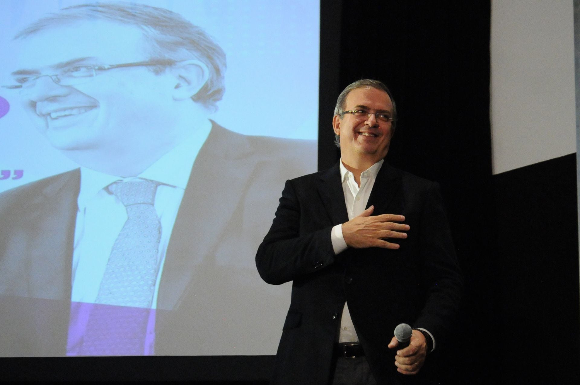 Sin responder ningún cuestionamiento de la prensa, Marcelo Ebrard se retira luego de anunciar la creación de su propio movimiento