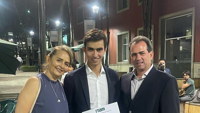 Alicia Silva Ocaranza y Pepe Yunes con uno de sus hijos