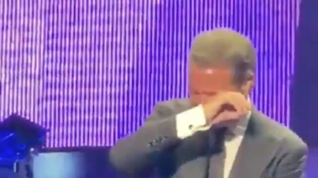 Luis Miguel llora en pleno concierto
