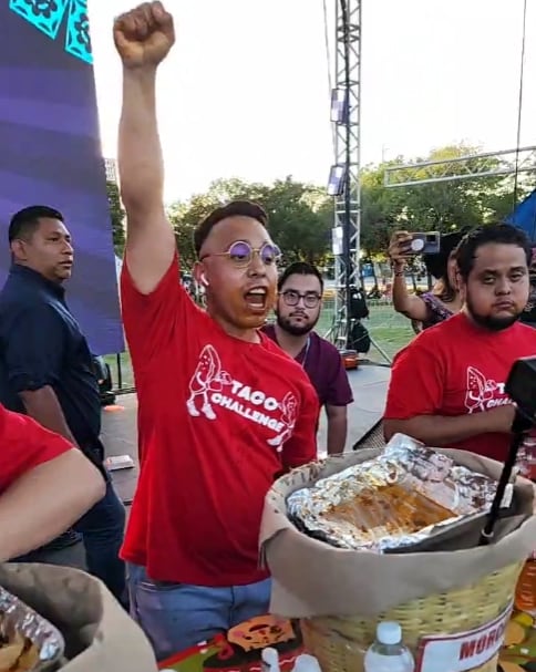 Gana 50 mil pesos por comerse 50 tacos en 2 minutos