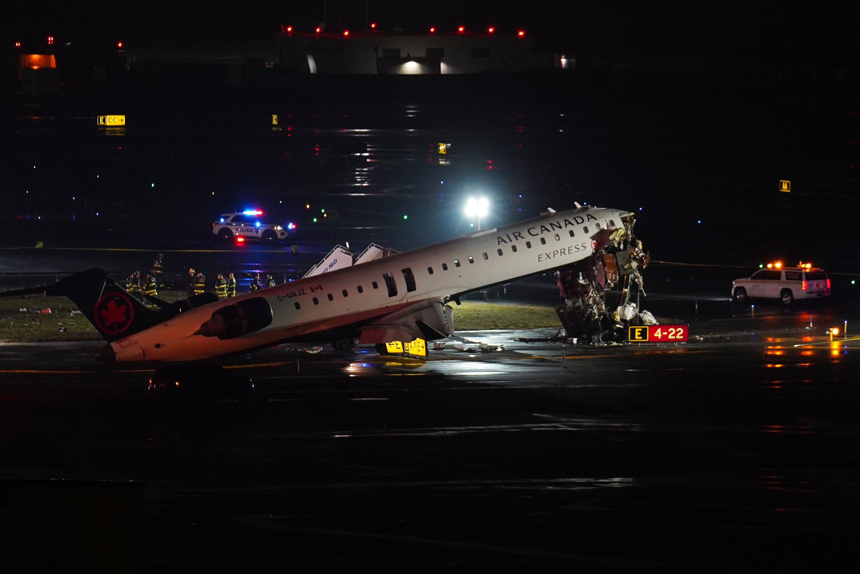 Avión de Air Canada choca en LaGuardia y deja dos muertos